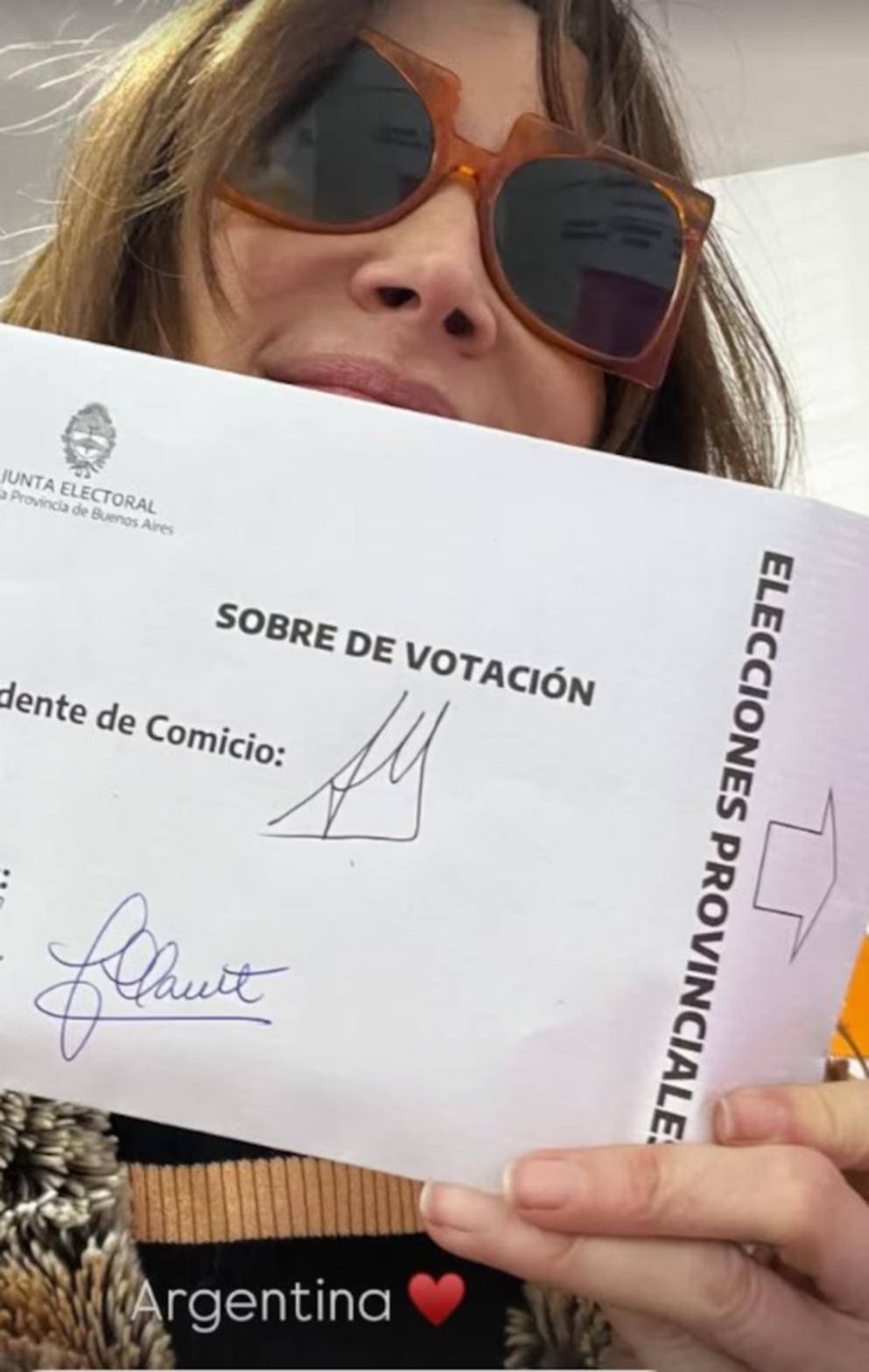 Vero Lozano, en el cuarto oscuro, antes de dar su voto