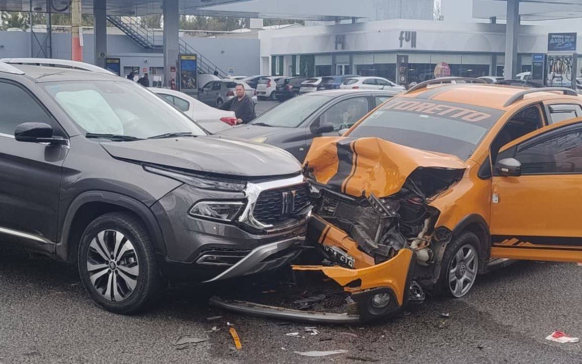 Violento choque de frente en La Plata: al menos un herido en la avenida 122