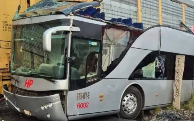 México: al menos 8 muertos y 45 heridos tras el impacto de un tren con un colectivo de dos pisos