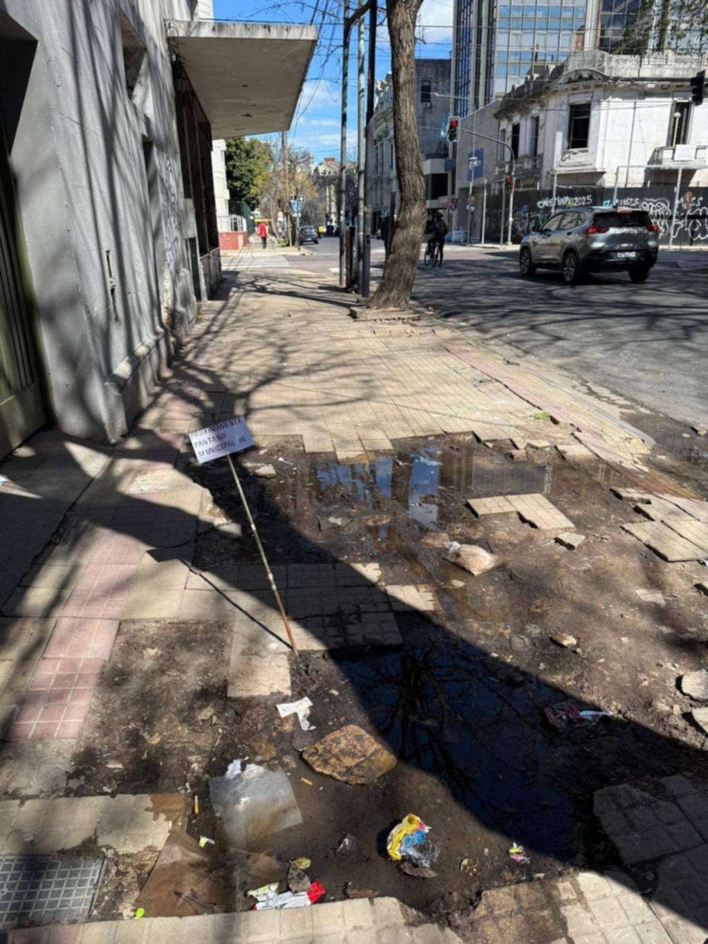 “Pantano” en la cuadra de 46 entre 5 y 6, en la vereda de los números pares
