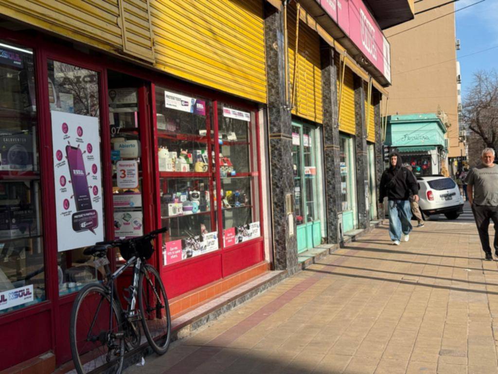 Sube el dólar, bajan las ventas: comerciantes de La Plata esperan impacto en precios