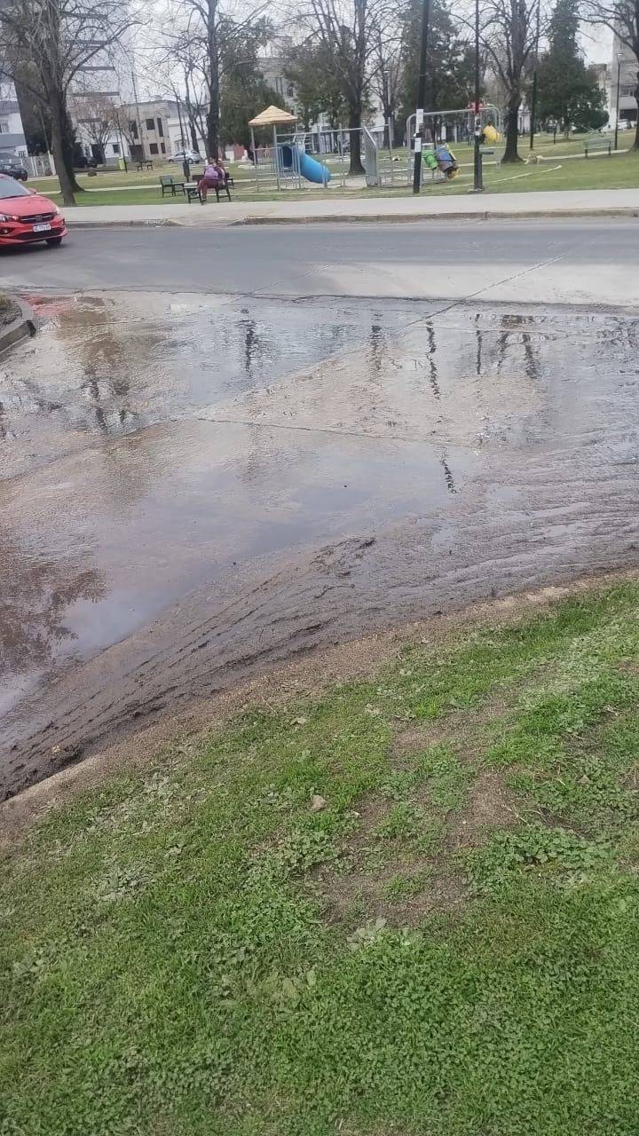 Un "río" de tres cuadras en La Plata por pérdidas de agua en un barrio