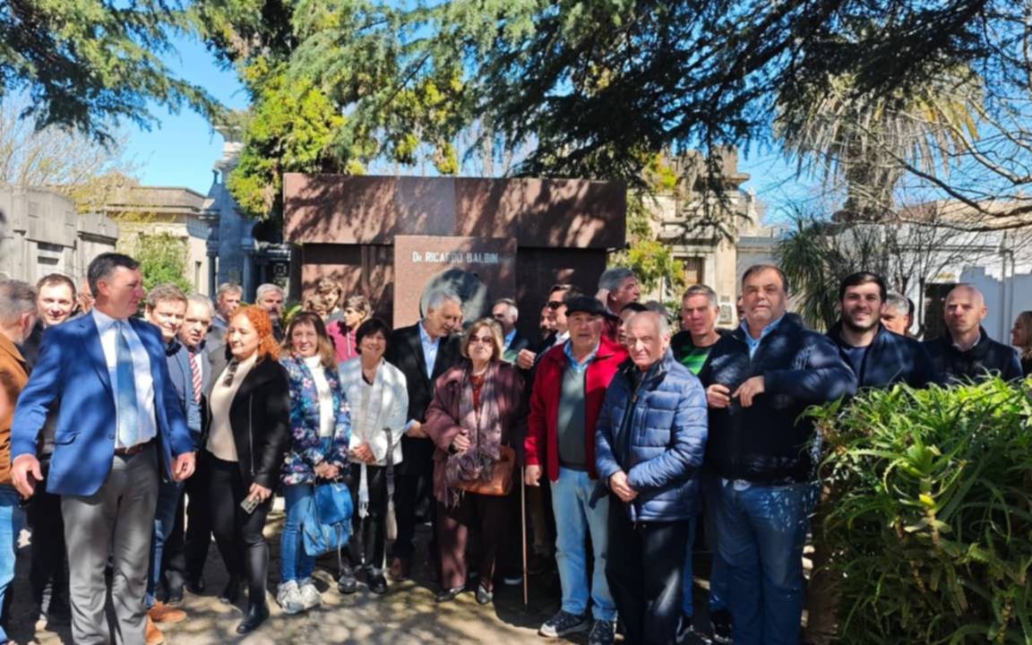 EN FOTOS.- Homenaje a Ricardo Balbín en el cementerio de La Plata, a 44 años de su partida