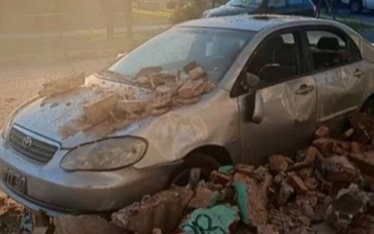Derrumbe en la terminal de la línea 22 de Quilmes destruye un auto, pero no deja heridos