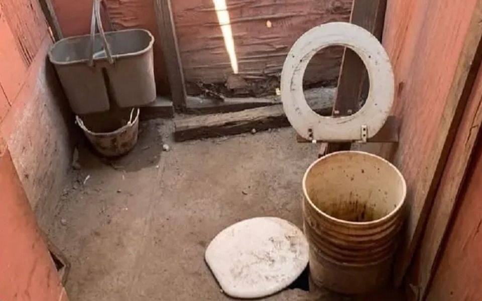 La polémica del "cag... en un balde": qué dicen las cifras oficiales de viviendas con inodoros y agua