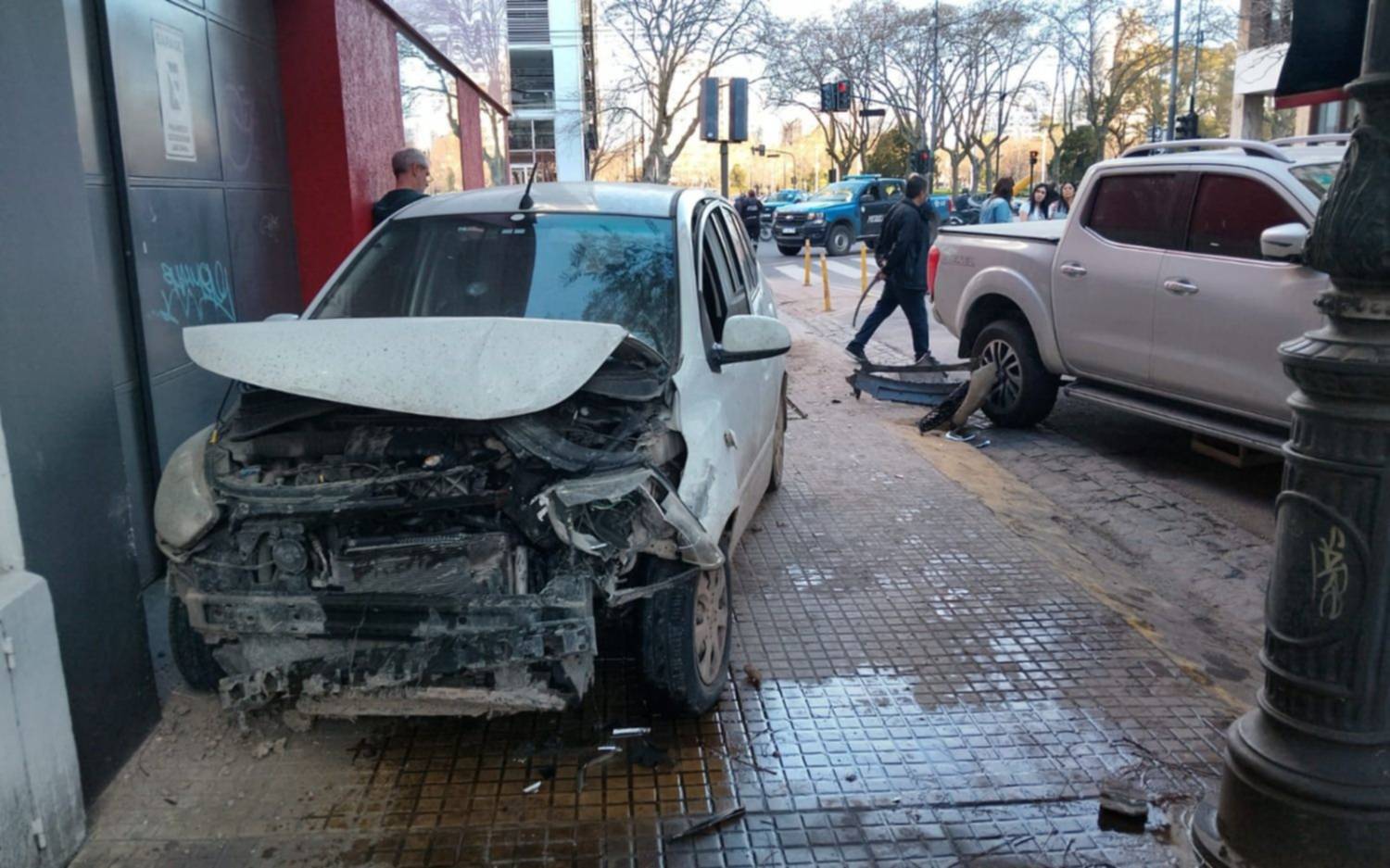 Impresionante choque múltiple en Plaza Moreno: un auto terminó en la vereda