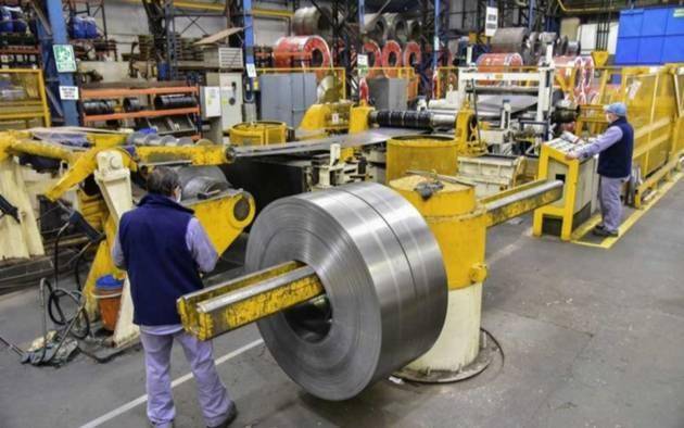 Motores económicos, a la baja: retracción en la construcción e industria