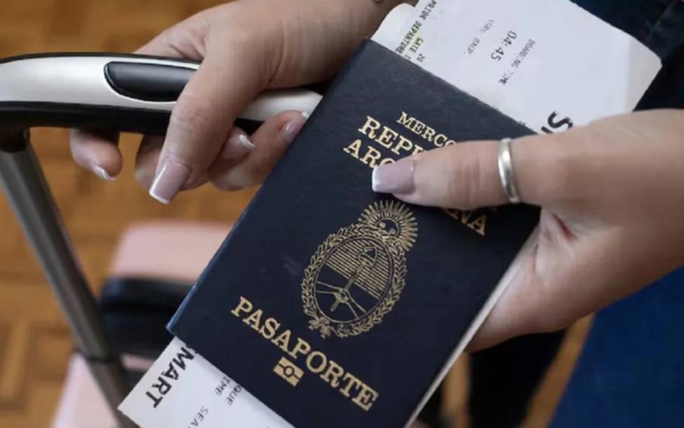 Son miles los pasaportes defectuoso de argentinos: cómo detectar la falla que es invisible a los ojos y dónde reclamar