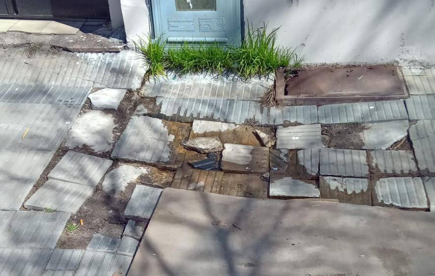 Desde hace meses reclaman por una pérdida de agua en 7 entre 63 y 64