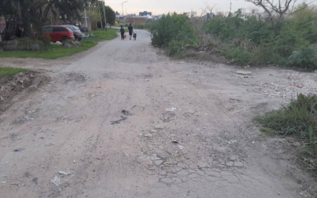 Reclamo por los pozos en Villa Elvira: en 2 y 83 “dejás medio auto”