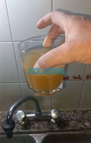 En un barrio de La Plata compararon el agua de la canilla con un famoso licor irlandés