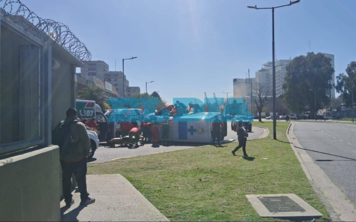 Dramático operativo en Retiro: se incendió el polígono de la Armada y volcó una ambulancia del SAME