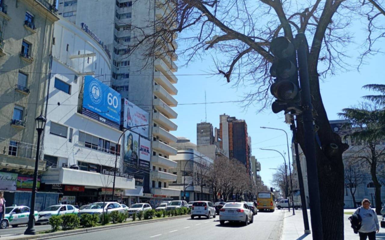 Sin semáforos, caos de tránsito y locales sin luz en el centro de La Plata: que pasó