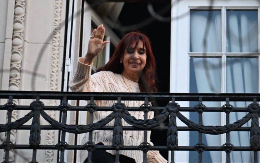 Cristina Kirchner insiste para que la dejen votar: la fiscalía electoral pidió que sea inhabilitada