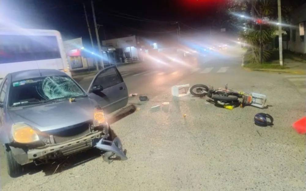 Un motociclista voló por el aire tras un terrible choque en un transitado cruce de La Plata 
