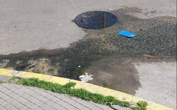 Vecinos de Ringuelet conviven hace un año con una pérdida de agua
