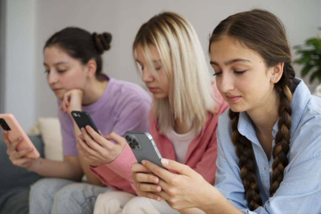 Las redes y los chicos: más países buscan limitarlas