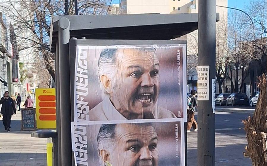 "Esfuerzo", "legado", "trabajo" y "rebeldía": los afiches Pinchas que copan el centro de La Plata, a días de Flamengo