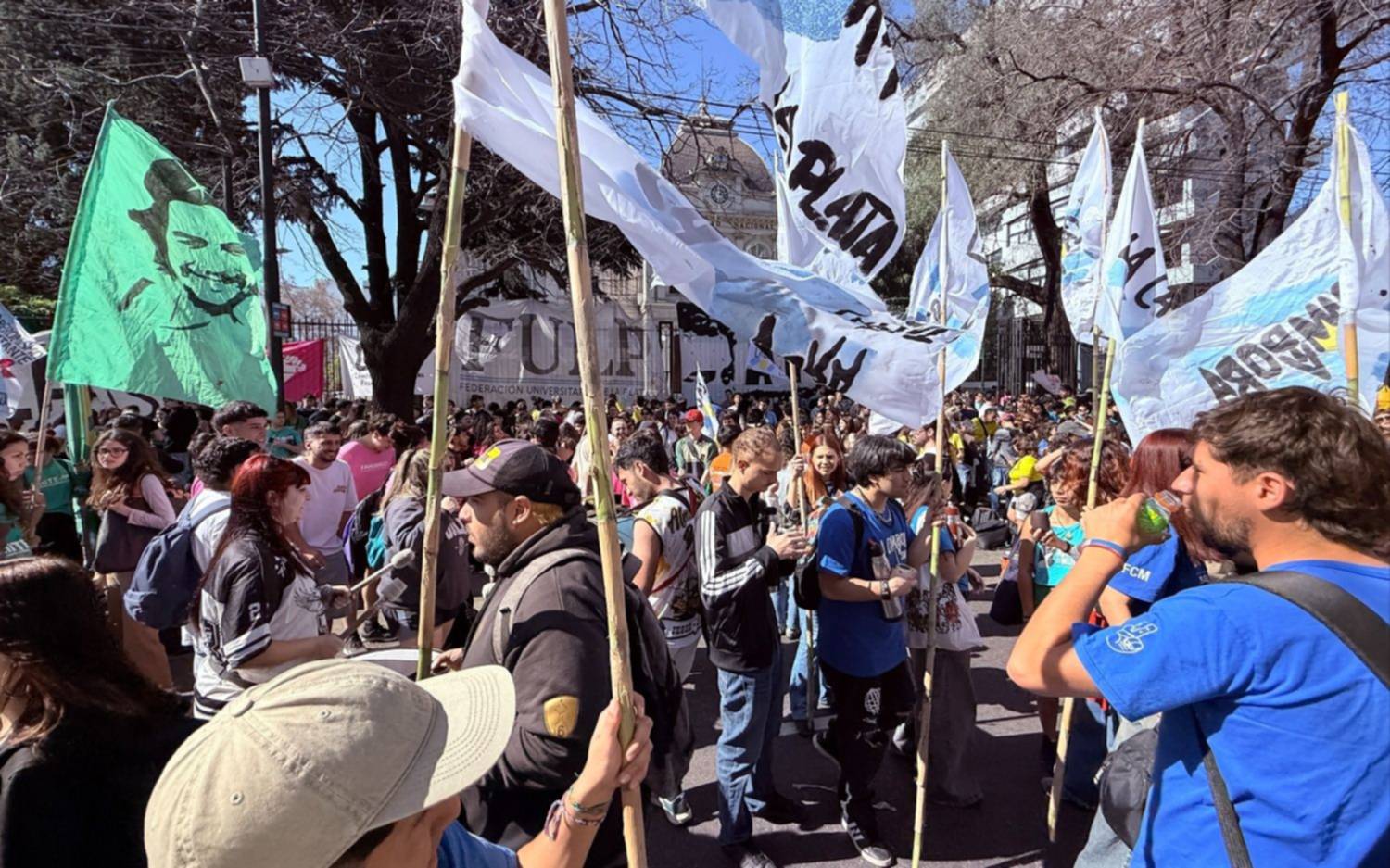 Piquete de estudiantes en pleno centro de La Plata contra el veto de Milei