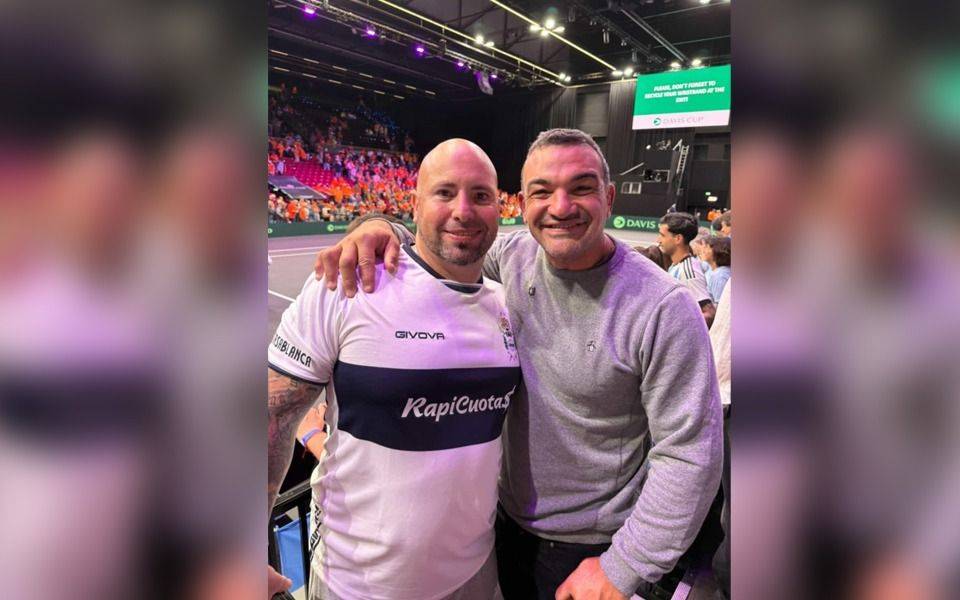 Agustín Creevy y un fana del Lobo, en la hinchada argentina de Copa Davis