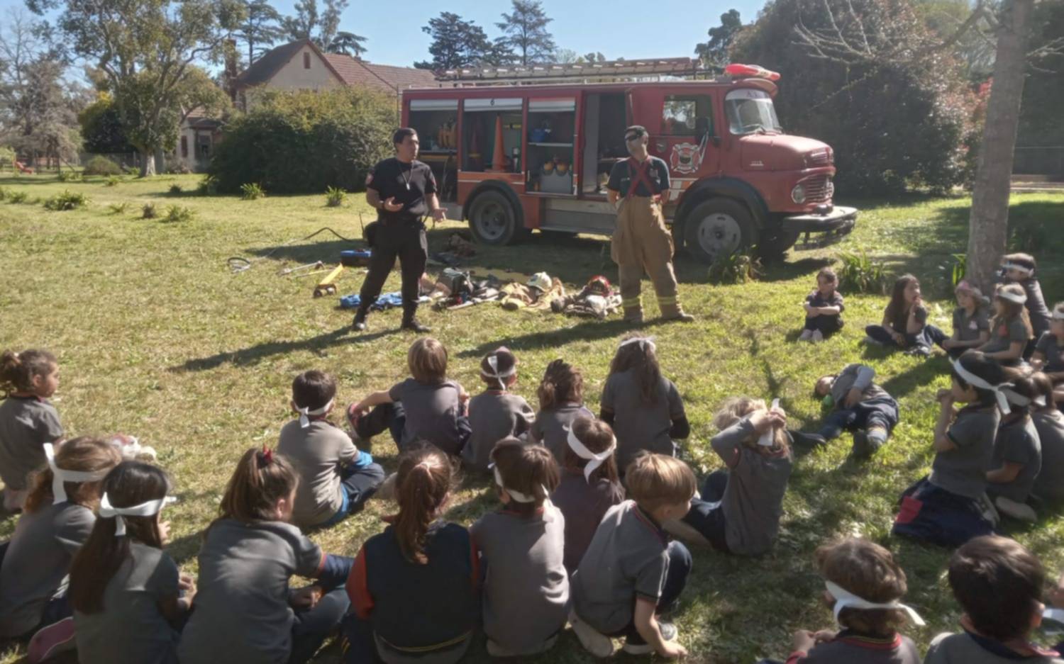 Bomberos Voluntarios visitaron una escuela primaria en Arturo Seguí