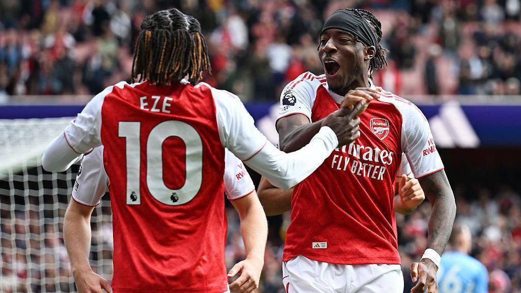Arsenal y los Spurs pisan fuerte y alcanzan la cima