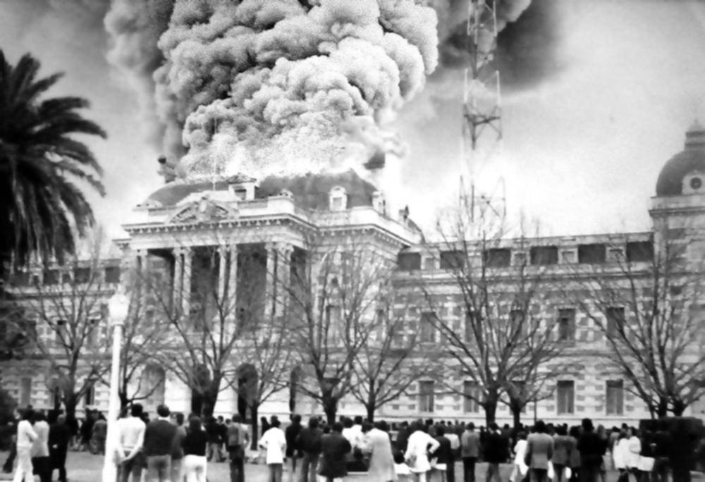 A 51 años del incendio en la Gobernación