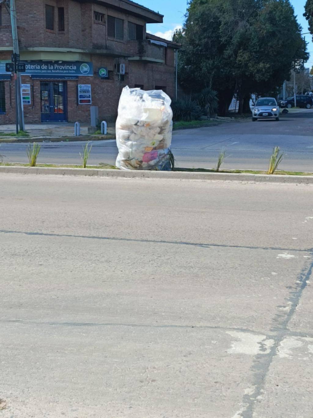 Reclamo por el uso de la rambla para dejar residuos, en 44 y 139