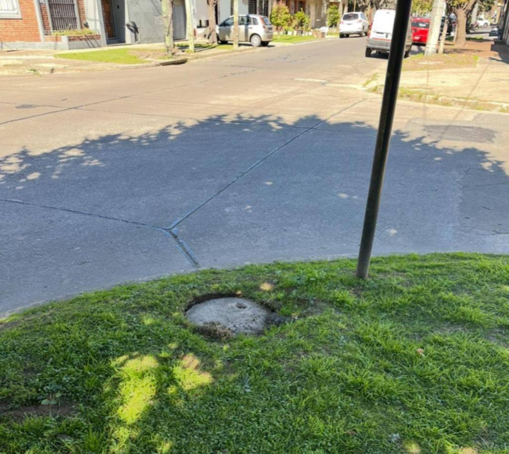 Reclaman por una cloaca “colapsada” en la esquina de 530 y 11