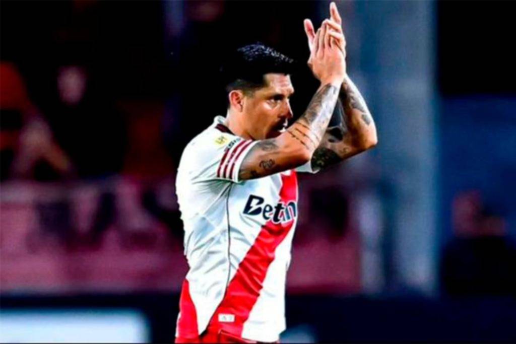 Entrega de plaqueta y ovación de los hinchas para Enzo Pérez