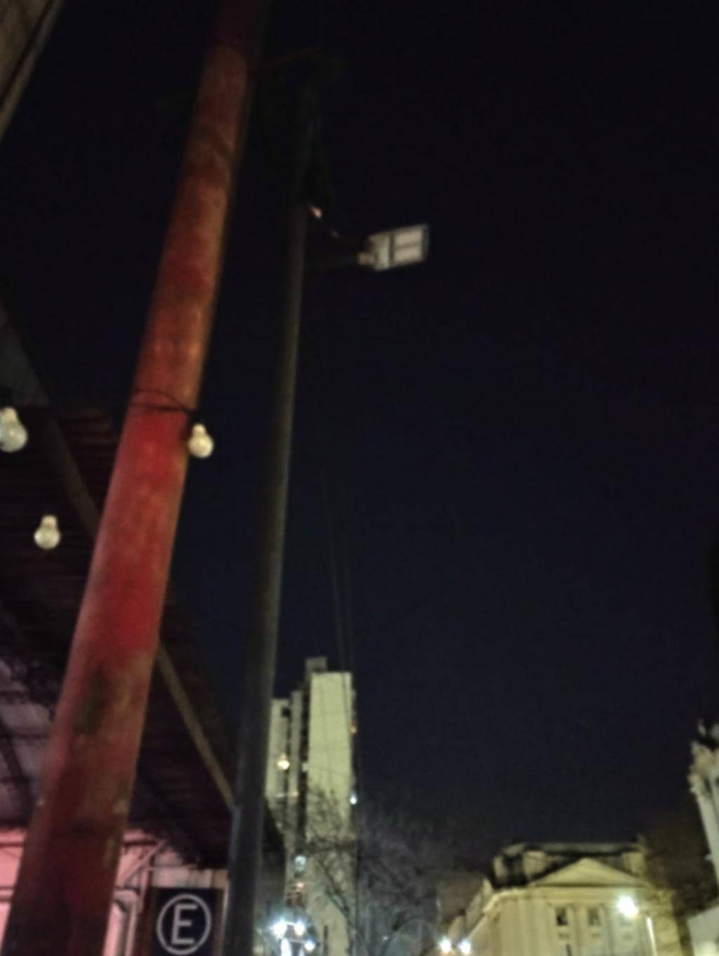 En el centro platense una luminaria está apagada hace más de dos meses