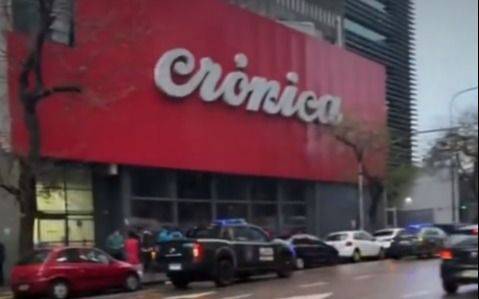 Tensión en Crónica TV: un hombre con un cuchillo ingresó al canal por la fuerza