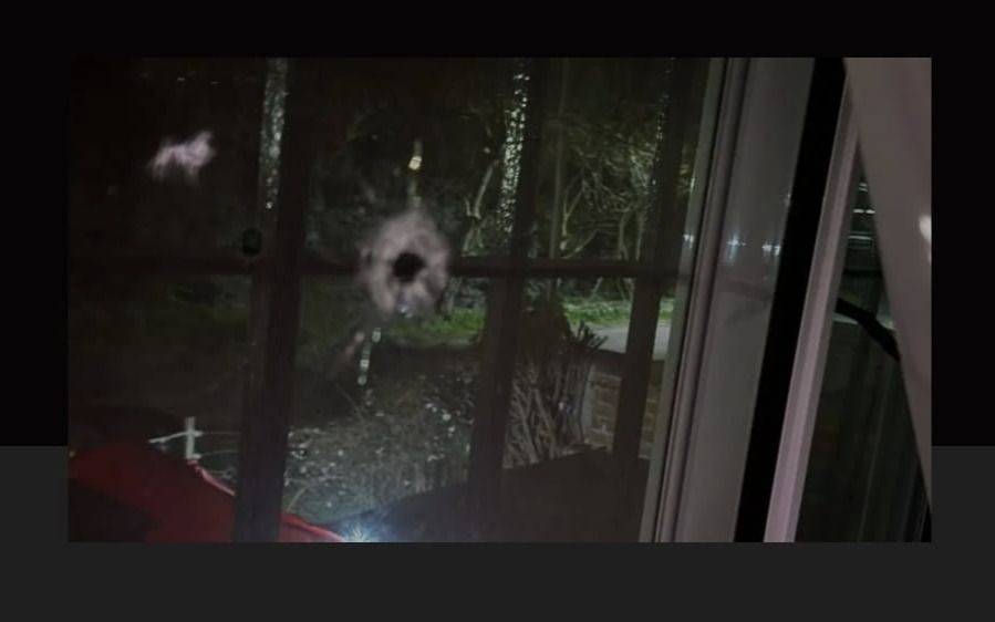Terror en La Plata por una caravana de motos que pasó a los tiros: una bala entró por la ventana y casi mata a una nena