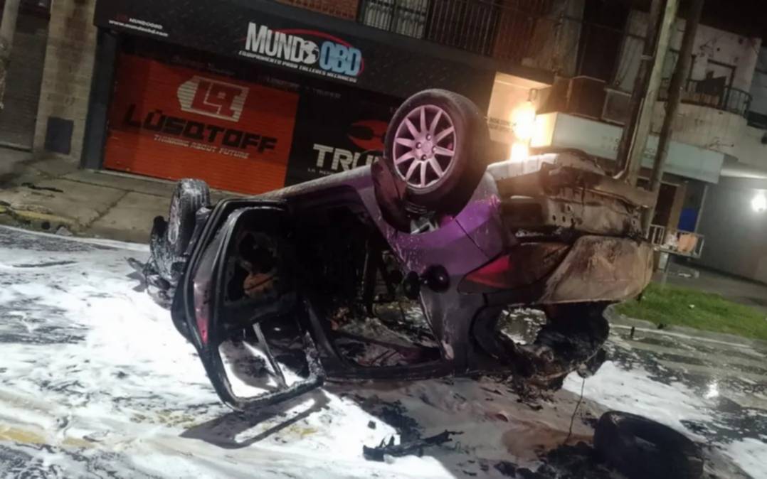 Conductor se salva de milagro tras volcar y incendiarse su auto en Quilmes Oeste