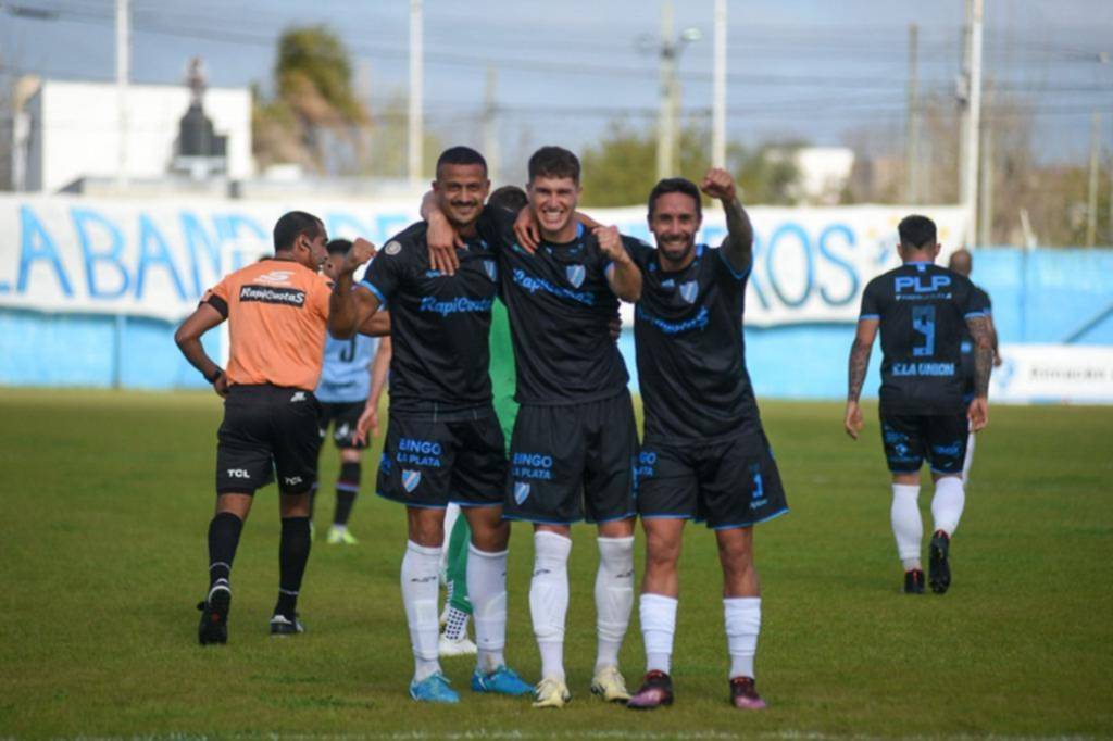 San Carlos se destapó con una goleada en Berisso