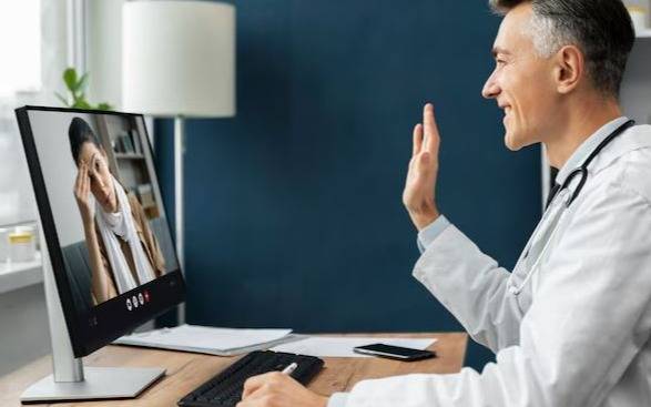 Entidad de médicos rechaza la consulta virtual y abre nuevo debate: "Pone en riesgo la salud del paciente"