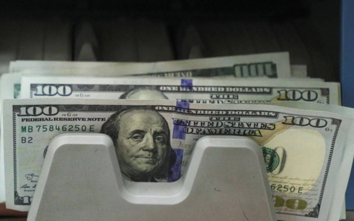 El dólar oficial atravesó el techo de la banda de flotación y aseguran que el Banco Central comenzó a vender reservas