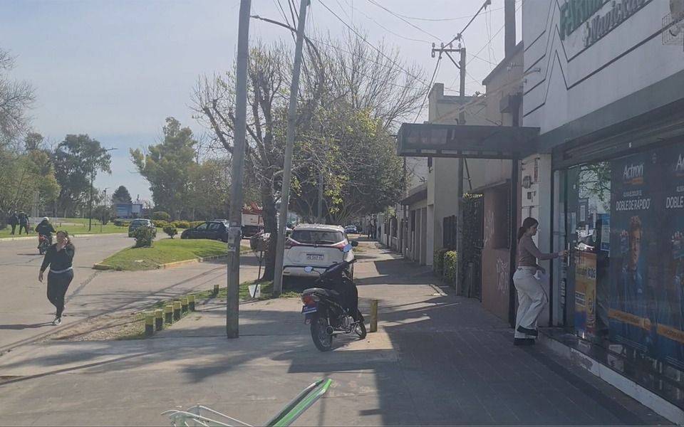 VIDEO. Un barrio con miedo en La Plata: el día después del tiroteo tras el robo a la farmacia que terminó con un muerto
