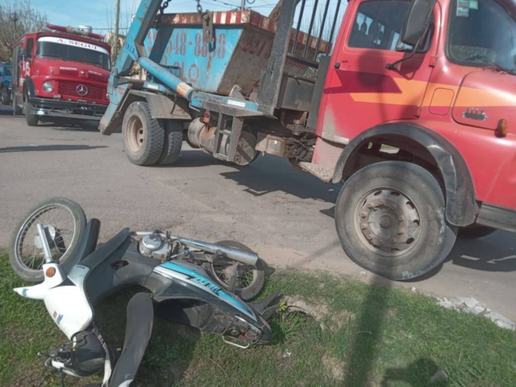 Fuerte choque en Arturo Seguí entre un camión y una moto: la motociclista fue rescatada herida de la zanja