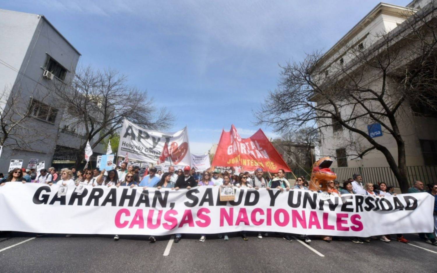En fotos | La multitudinaria marcha al Congreso contra los vetos de Milei al Garrahan y al financiamiento universitario
