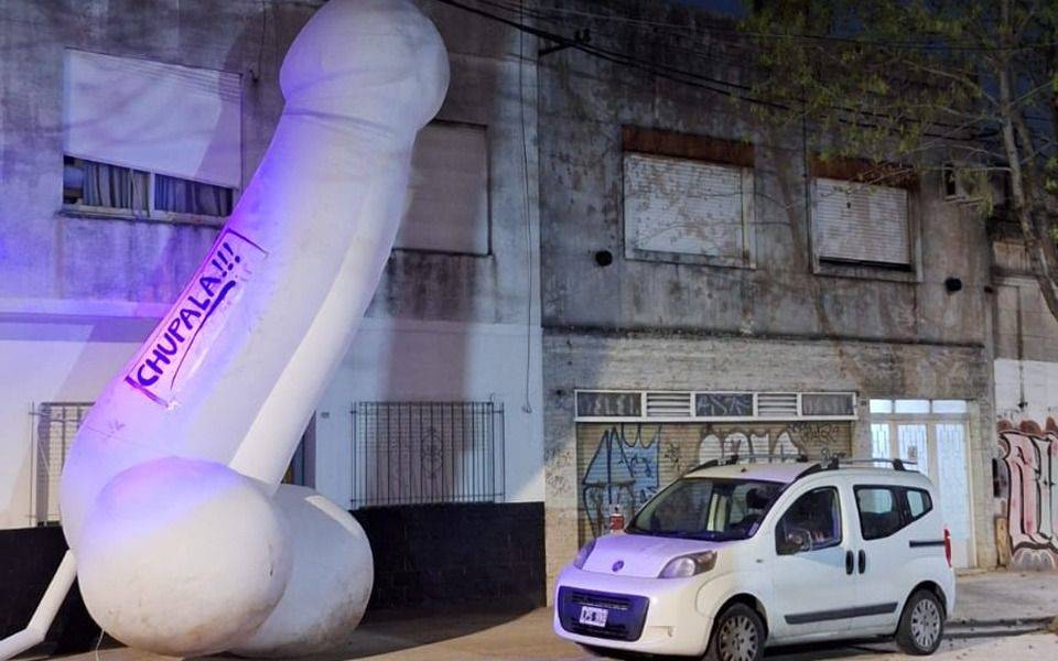 "Se va a meter": se supo para que se usará el pene gigante inflable que apareció en La Plata