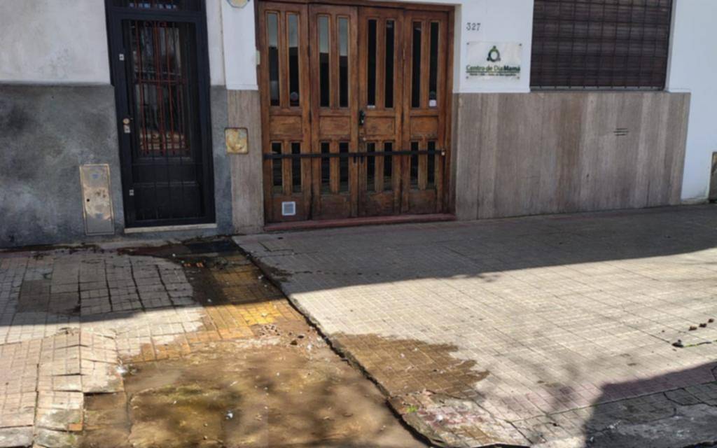 Lleva meses pidiendo por la reparación de un caño de agua en su vereda