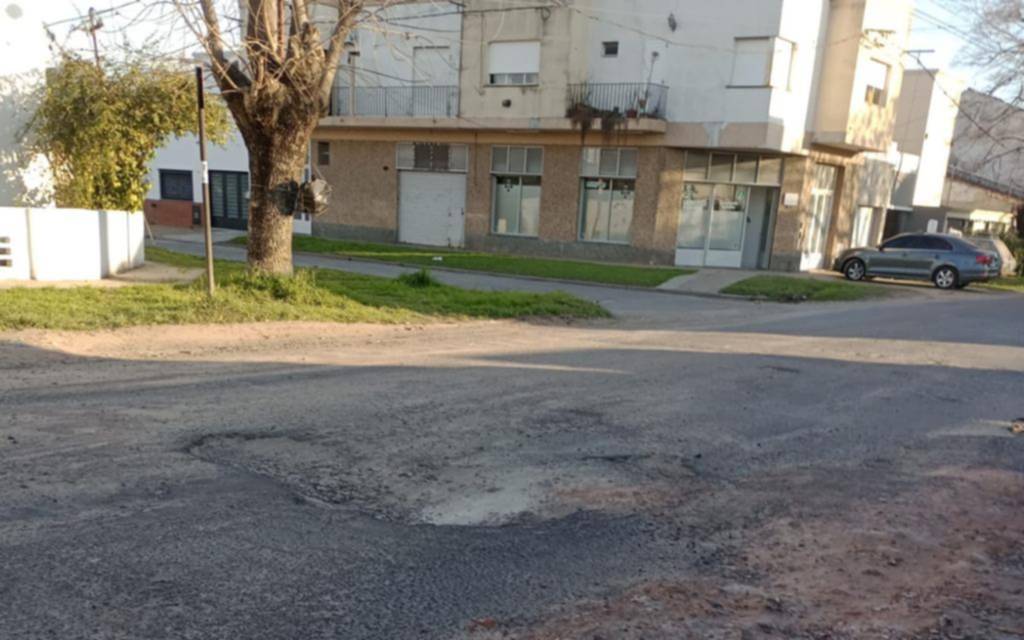 Denuncia que los pozos en calles de San Carlos generan riesgo vial