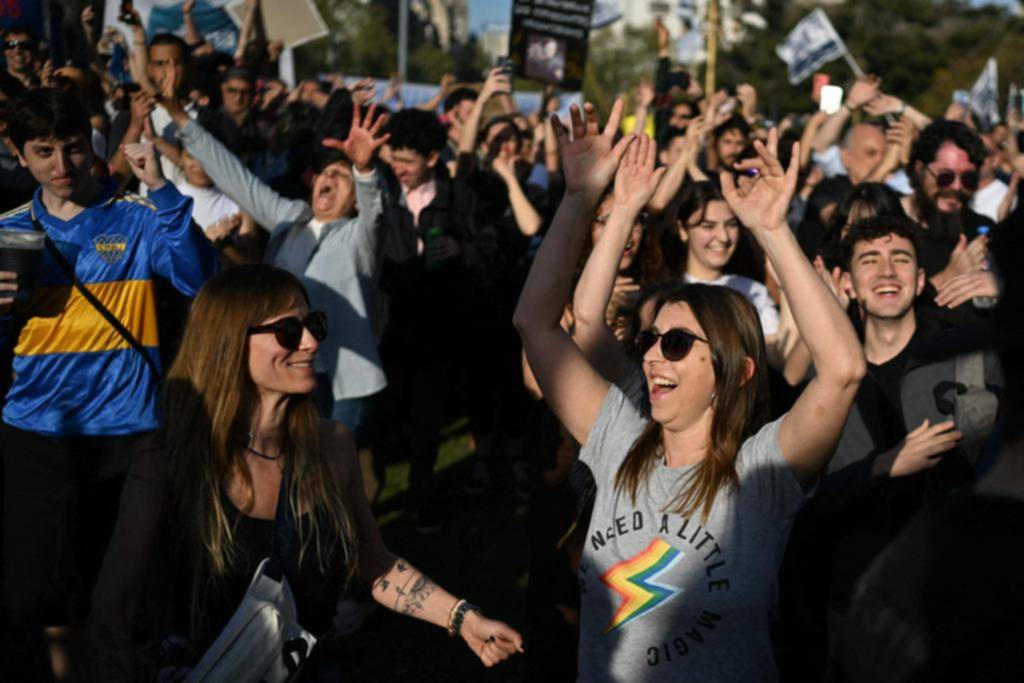 Miles de universitarios y médicos celebraron el rechazo a los vetos