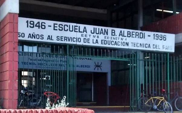 Docentes de la Técnica 8 de La Plata se declaran en "estado de alerta y movilización" por la fuente laboral