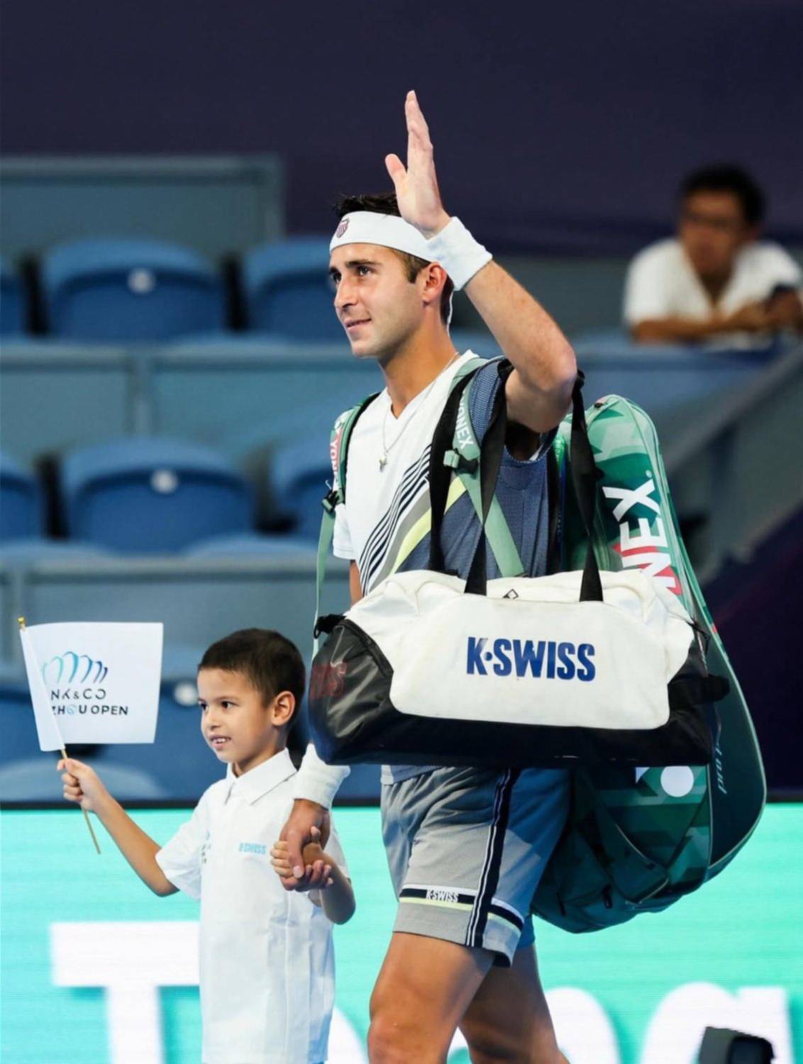 El platense Etcheverry extiende su buen momento: debut y triunfo en ATP 250 de China