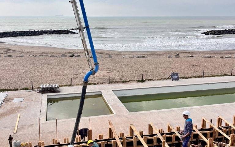 Mar del Plata: avanzan las obras en la playa accesible de La Perla