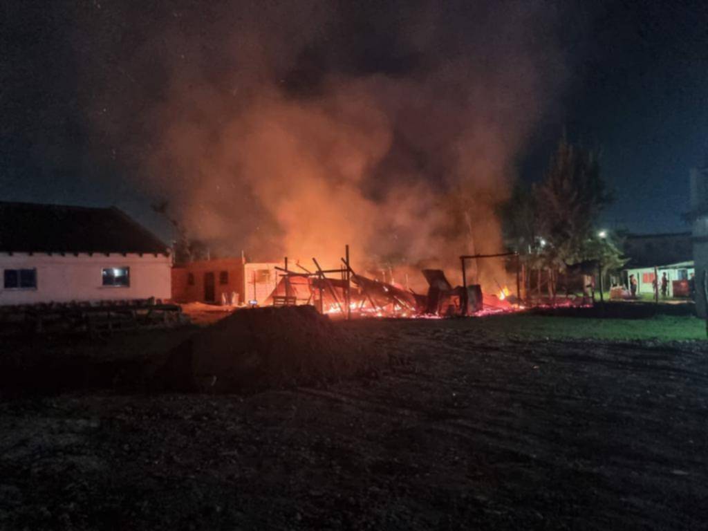 Voraz incendio en una cooperativa de Romero