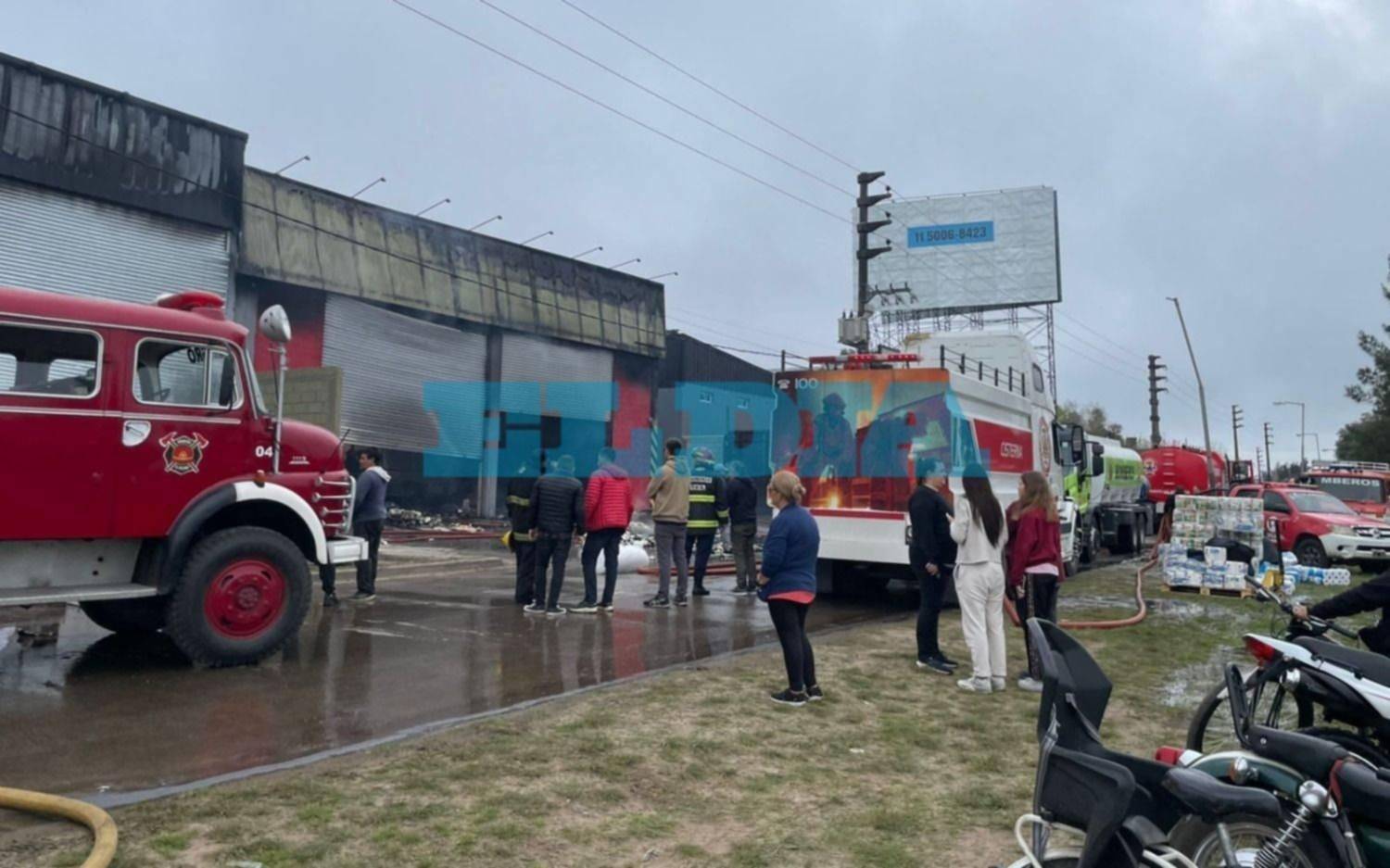 Galpones destruidos y pérdidas totales: así quedó la papelera que se incendió cerca de La Plata