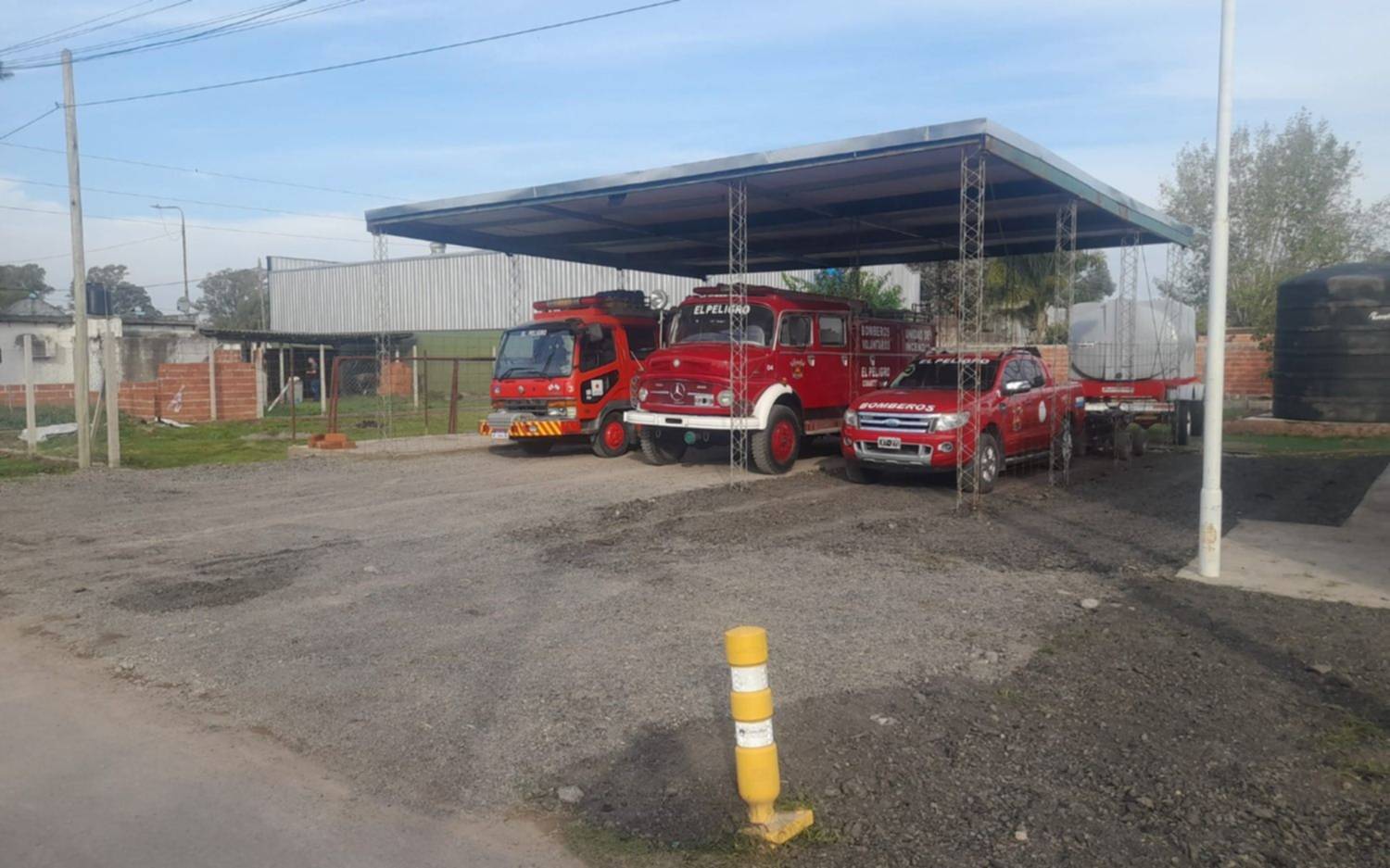 Bomberos de El Peligro piden ayuda para poder cerrar el frente de su cuartel